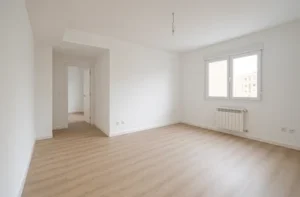 Proyecto de instalación de pladur terminado en Málaga con pintura y suelo laminado.