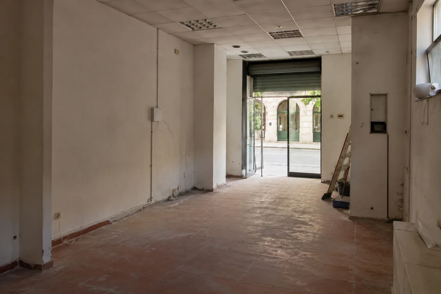 Local comercial en el Centro de Málaga — antes y después