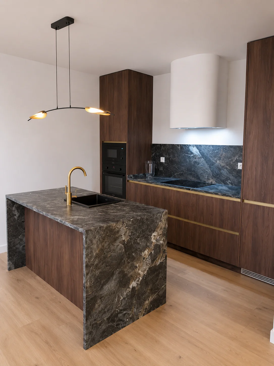 Cocina con isla de mármol y muebles de nogal en Benalmádena