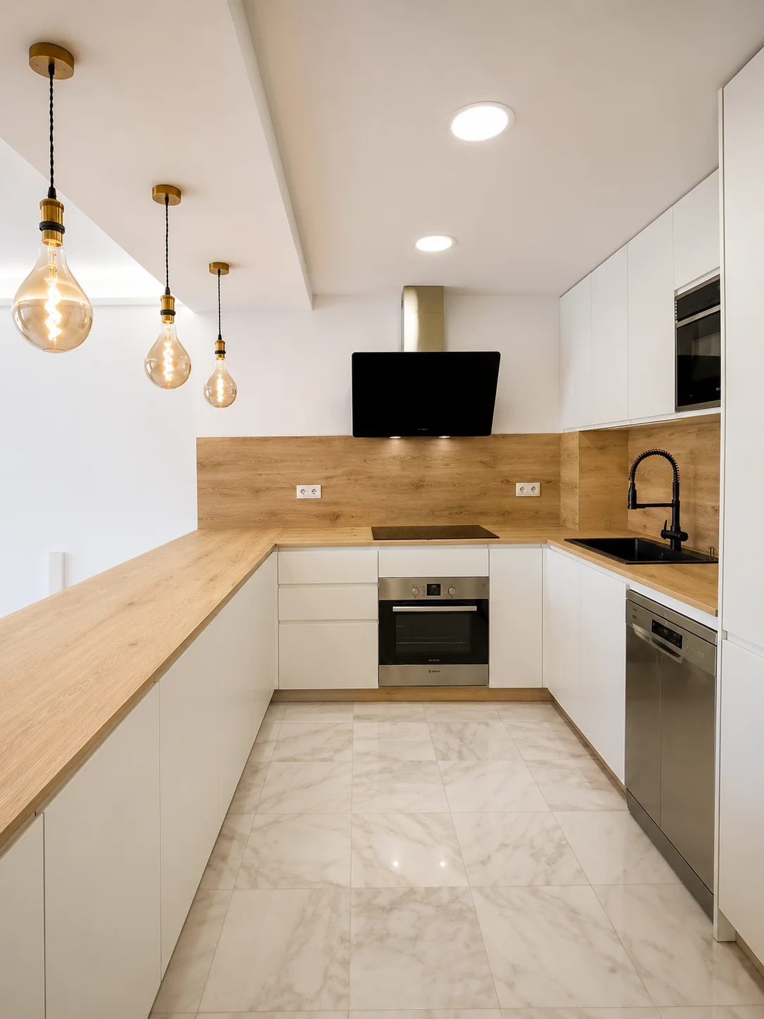 Reforma de cocina blanca en U en Marbella