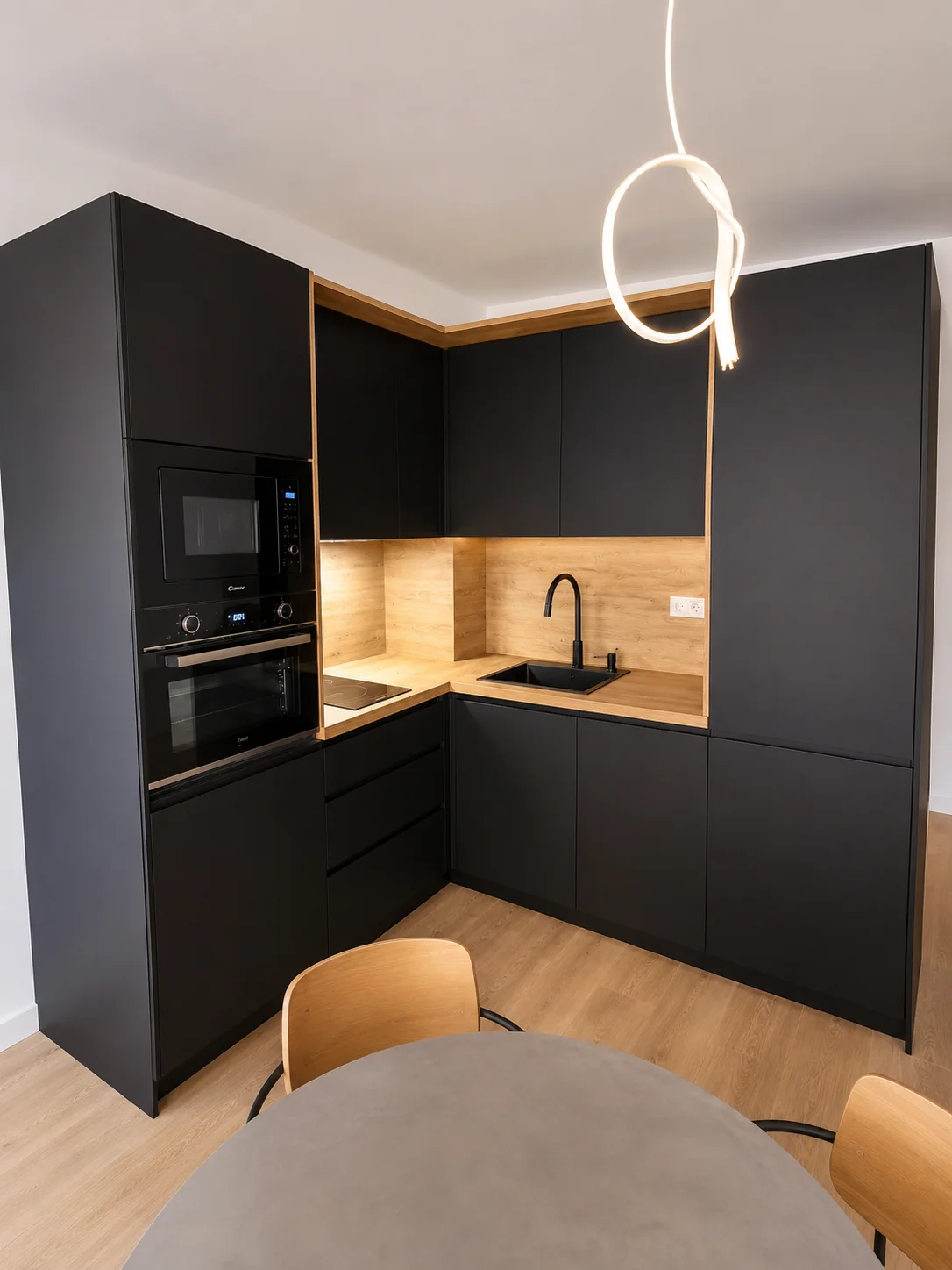Reforma de cocina negra en L en Málaga