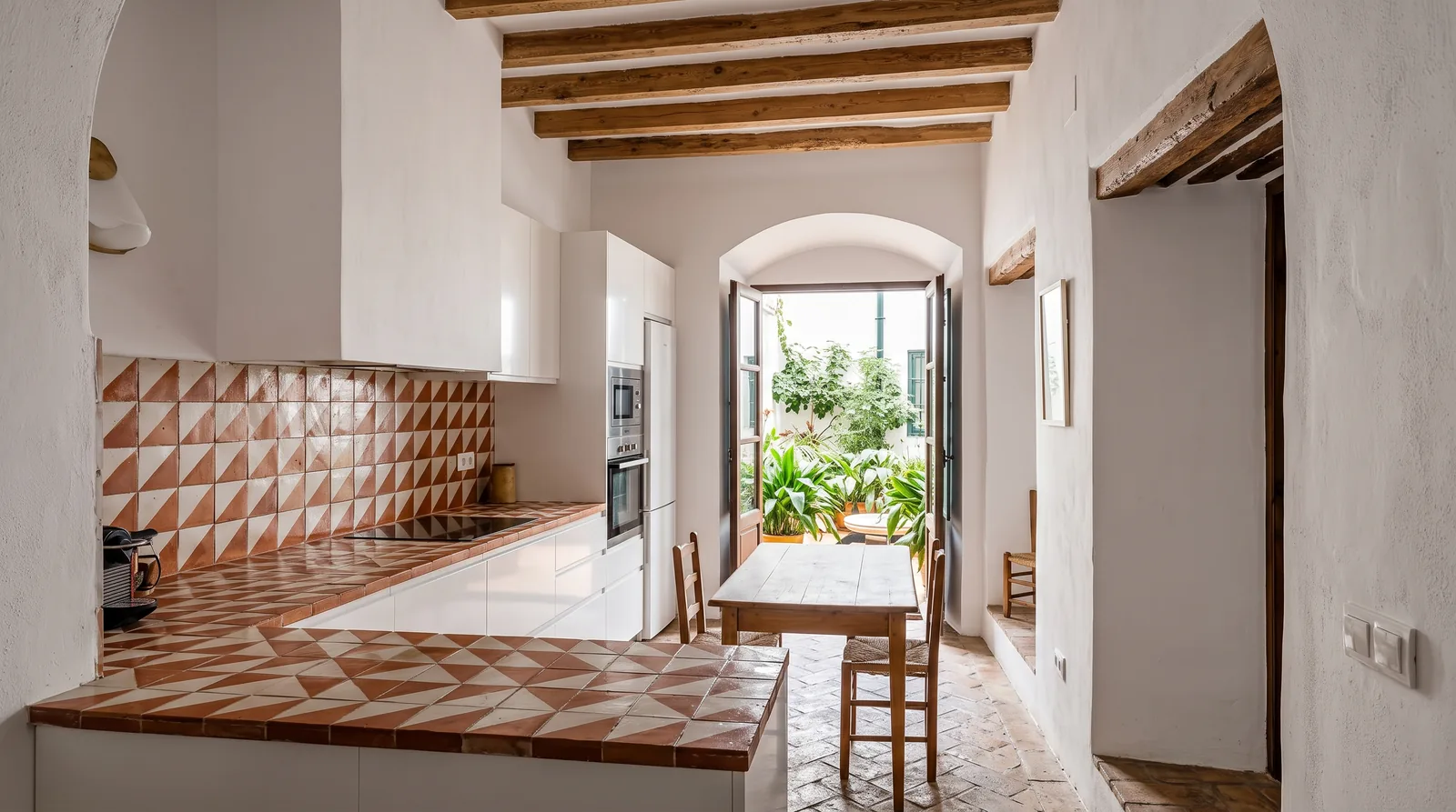 Cocina reformada en casa del casco antiguo con vigas de madera (imagen ilustrativa)