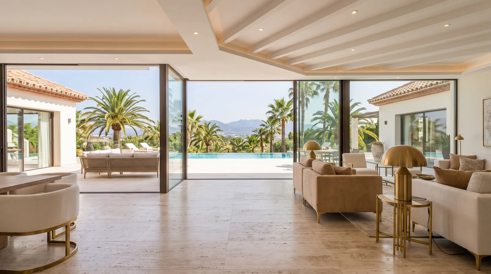 Salón de una villa reformada abierto a la terraza con piscina y palmeras (imagen ilustrativa)